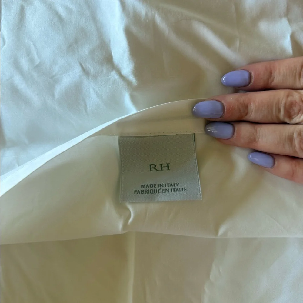 (1) Italian White Hotel Satin Stitch Pillowcase Sham Standard 20”W x 28”L 20x28